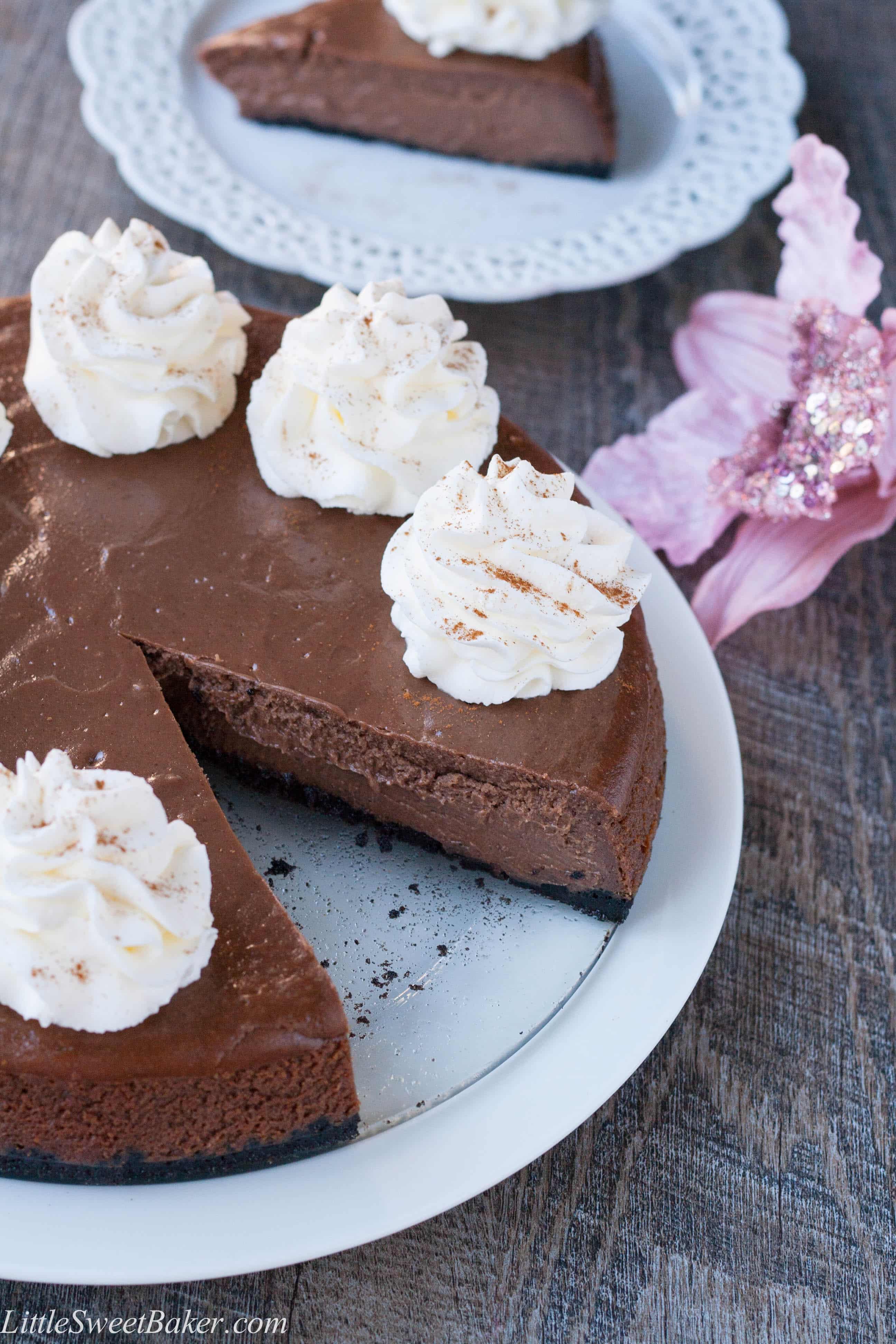 CHOCOLATE CINNAMON CHEESECAKE. Super easy to make, only 6 ingreds, 15mins prep, 40mins bake time, in less than an hour, you have a delicious, chocolatey, melt-in-your-mouth dessert.