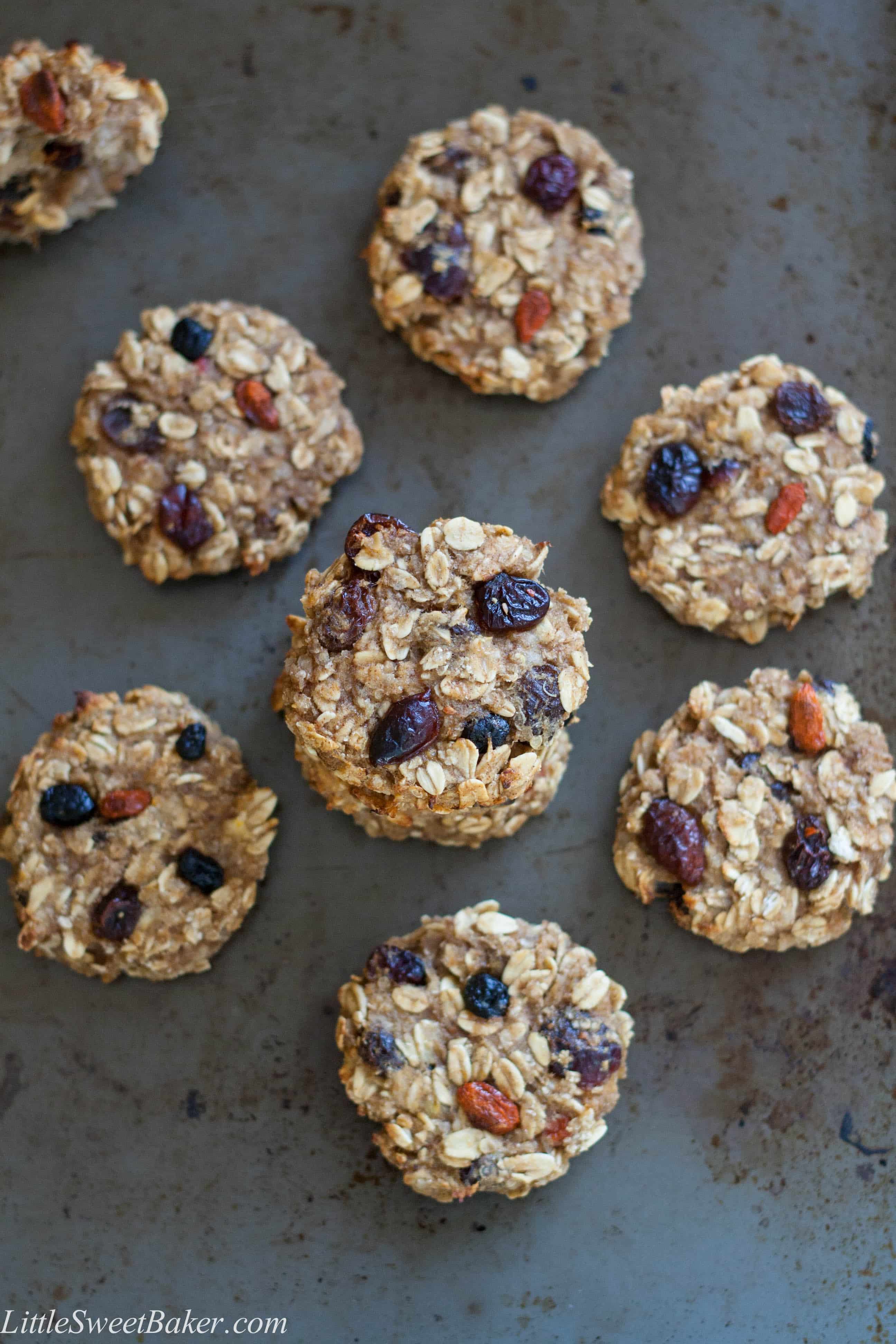 HEALTHY BANANA OATMEAL COOKIES. Gluten-free, no sugar, no fat, easy to make, healthy and delicious. Great for breakfast, school lunches and/or as a snack.